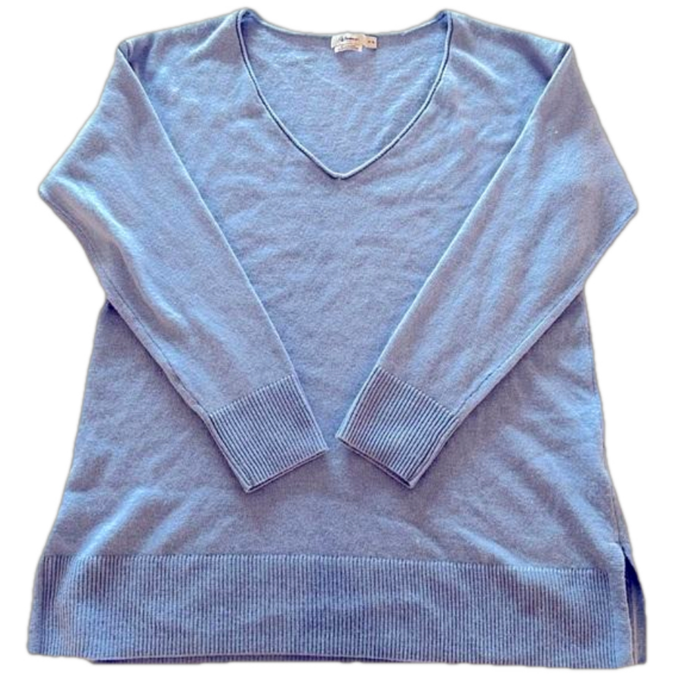 Cashmere Blend NWOT Light Blue V-Neck Sweater Small, fits like a Medium
